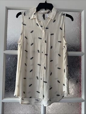H&M Cream Sleeveless Button-Down Top with Black Feather Print